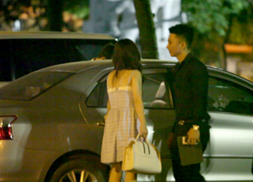 Họ cùng lên xe ra về.