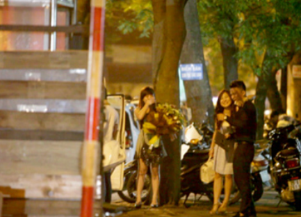 ...Hương Tràm không ngần ngại khoác vai chàng trai lạ giữa phố.