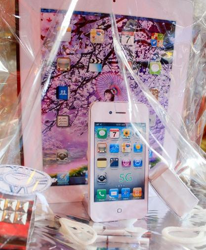 Máy tính bảng, iPhone... là những sản phẩm "thịnh hành" trong mùa Vu Lan năm nay. Máy tính bảng, iPhone... là những sản phẩm "thịnh hành" trong mùa Vu Lan năm nay.