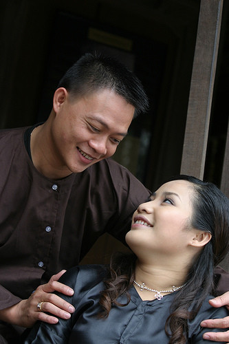 Chia sẻ về vợ, BTV Quang Minh tự hào cho biết: "Công việc chính của vợ tôi hiện tại là kinh doanh. Tôi đánh giá cao vai trò của bà xã trong gia đình. Có những khi tôi đi công tác 20 ngày trong 1 tháng, ở nhà vợ phải quán xuyến tất cả mọi việc từ đưa đón con, chăm sóc con, chơi với con và cả quản lý nhà hàng nữa. Vợ tôi là người chịu đựng, hết lòng vì chồng con. Đôi khi tôi thử hình dung, nếu đổi vai trò với vợ, nghĩ đến những công việc mà vợ phải làm, chính tôi cũng toát mồ hôi. Bà xã là hậu phương vững chắc để tôi yên tâm công việc ở cơ quan". Chia sẻ về vợ, BTV Quang Minh tự hào cho biết: "Công việc chính của vợ tôi hiện tại là kinh doanh. Tôi đánh giá cao vai trò của bà xã trong gia đình. Có những khi tôi đi công tác 20 ngày trong 1 tháng, ở nhà vợ phải quán xuyến tất cả mọi việc từ đưa đón con, chăm sóc con, chơi với con và cả quản lý nhà hàng nữa. Vợ tôi là người chịu đựng, hết lòng vì chồng con. Đôi khi tôi thử hình dung, nếu đổi vai trò với vợ, nghĩ đến những công việc mà vợ phải làm, chính tôi cũng toát mồ hôi. Bà xã là hậu phương vững chắc để tôi yên tâm công việc ở cơ quan".