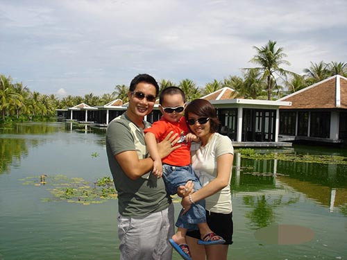 Tham gia chương trình SV 2000 tại Đà Nẵng, Hoa Thanh Tùng "phải lòng" ngay một sinh viên nữ của đội chơi. Sau đó, tình yêu nảy nở, hai người kết hôn và anh đưa vợ ra Hà Nội sống cùng. Hiện tại, hai người có một con trai là bé Hoa Tuấn Kiệt, rất thông minh, hiếu động và bướng bỉnh. Tham gia chương trình SV 2000 tại Đà Nẵng, Hoa Thanh Tùng "phải lòng" ngay một sinh viên nữ của đội chơi. Sau đó, tình yêu nảy nở, hai người kết hôn và anh đưa vợ ra Hà Nội sống cùng. Hiện tại, hai người có một con trai là bé Hoa Tuấn Kiệt, rất thông minh, hiếu động và bướng bỉnh.