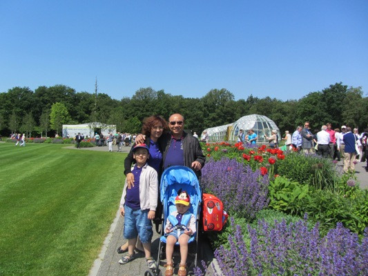 Là người rất kín tiếng trong chuyện riêng tư, trong một lần chia sẻ về 'ông xã' chị cho biết: "Chồng tôi là một bác sĩ". Hiện tại, chị có hai cậu con trai. Chị từng chia sẻ, luôn cảm thấy có lỗi với các con vì quá bận rộn với công việc nên quỹ thời gian chăm chút hai cậu con trai không nhiều như mong muốn. Là người rất kín tiếng trong chuyện riêng tư, trong một lần chia sẻ về 'ông xã' chị cho biết: "Chồng tôi là một bác sĩ". Hiện tại, chị có hai cậu con trai. Chị từng chia sẻ, luôn cảm thấy có lỗi với các con vì quá bận rộn với công việc nên quỹ thời gian chăm chút hai cậu con trai không nhiều như mong muốn.