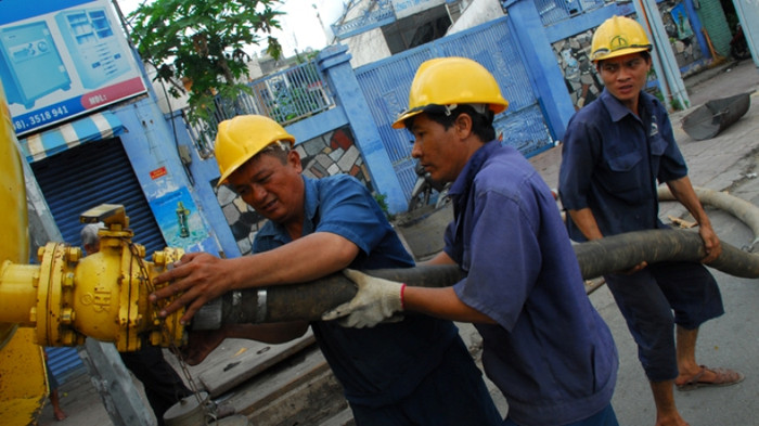 Công nhân Công ty Thoát nước đô thị TP làm việc trên công trường - Ảnh: Tuổi trẻ Công nhân Công ty Thoát nước đô thị TP làm việc trên công trường - Ảnh: Tuổi trẻ