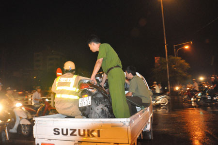 Chiếc xe của cô gái được về trụ sở CA phường Quan Hoa. Chiếc xe của cô gái được về trụ sở CA phường Quan Hoa.