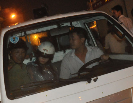 Cô gái được đưa về trụ sở công an trong trạng thái hoảng loạn. Cô gái được đưa về trụ sở công an trong trạng thái hoảng loạn.