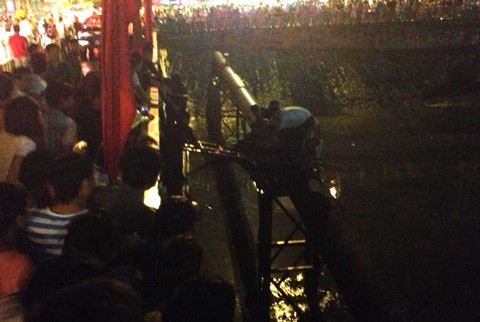 Lực lượng chức năng tiếp cận giải cứu cô gái. Lực lượng chức năng tiếp cận giải cứu cô gái.