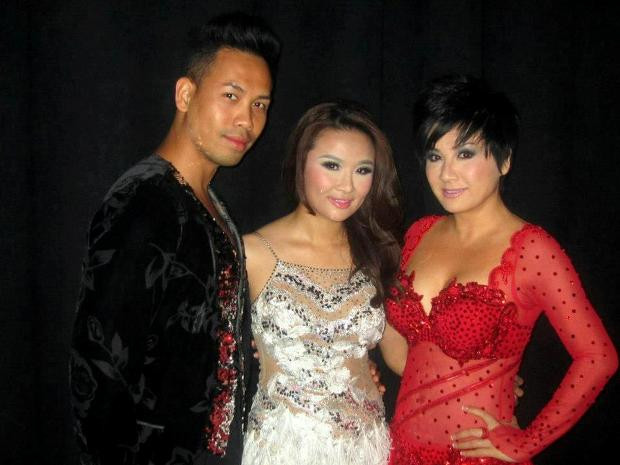 Tuy nhiên, những bộ trang phục của cô có phần táo bạo... Tuy nhiên, những bộ trang phục của cô có phần táo bạo...