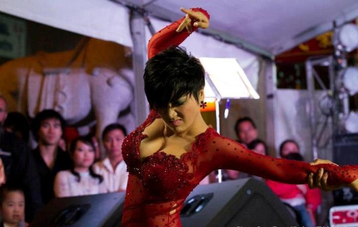 Trizzie Phương Trinh trình diễn máu lửa trên sân khấu. Trizzie Phương Trinh trình diễn máu lửa trên sân khấu.