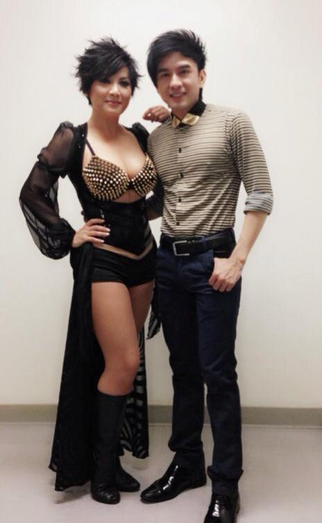 Trizzie Phương Trinh diện bộ đồ gợi cảm bên cạnh ca sĩ Đan Trường ở hậu trường cuộc thi Hoa hậu thế giới người Việt ngày 10/8. Trizzie Phương Trinh diện bộ đồ gợi cảm bên cạnh ca sĩ Đan Trường ở hậu trường cuộc thi Hoa hậu thế giới người Việt ngày 10/8.