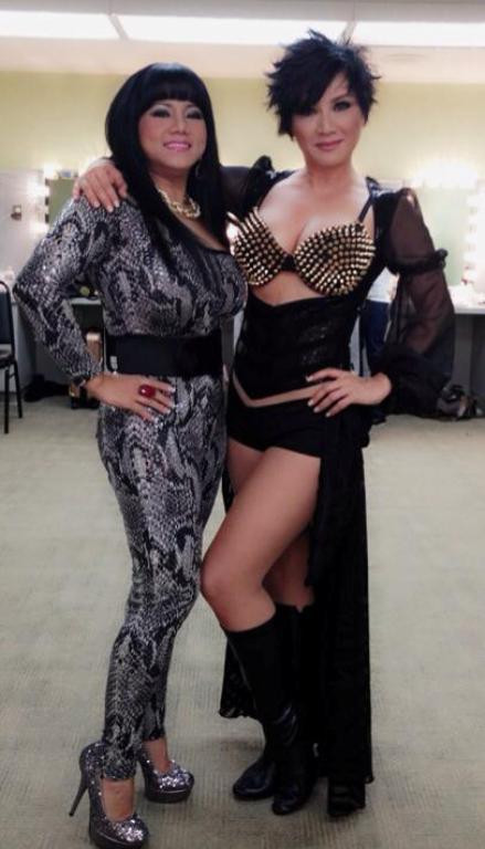 Cô đọ dáng cùng ca sĩ Ngọc Ánh. Cô đọ dáng cùng ca sĩ Ngọc Ánh.