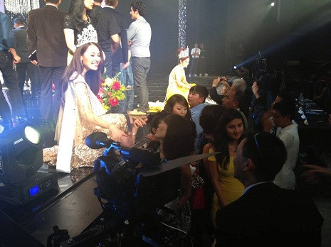 Và vui vẻ giao lưu khán giả.