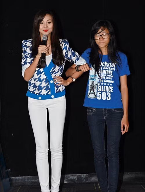 Trong phần giao lưu, Thanh Hằng đi catwalk cùng fan.