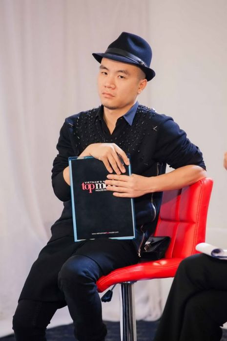 NTK Đỗ Mạnh Cường tỏ ra khá mệt mỏi NTK Đỗ Mạnh Cường tỏ ra khá mệt mỏi