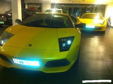 Lamborghini Murcielago màu vàng và đằng sau là Ferrari 458 italia màu vàng, Jaguar XJL của vợ, Rolls-Royce Ghost của Cường Đô La dùng khi cả gia đình lướt phố. Lamborghini Murcielago màu vàng và đằng sau là Ferrari 458 italia màu vàng, Jaguar XJL của vợ, Rolls-Royce Ghost của Cường Đô La dùng khi cả gia đình lướt phố.