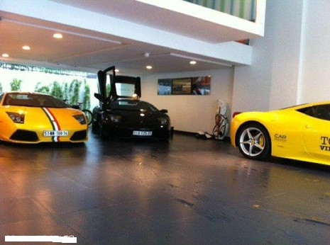 2 chiếc Lamborghini Murcielago và Ferrari 458 italia màu vàng trong gara của Cường Đô La. 2 chiếc Lamborghini Murcielago và Ferrari 458 italia màu vàng trong gara của Cường Đô La.