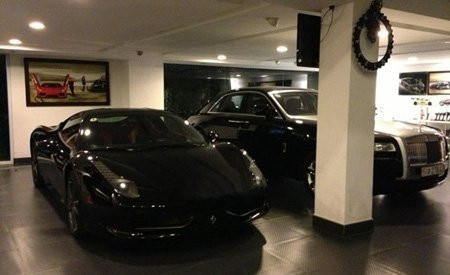 Hình ảnh đăng tải trên Facebook của Cường đô la khiến dư luận xôn xao. Hình ảnh đăng tải trên Facebook của Cường đô la khiến dư luận xôn xao.