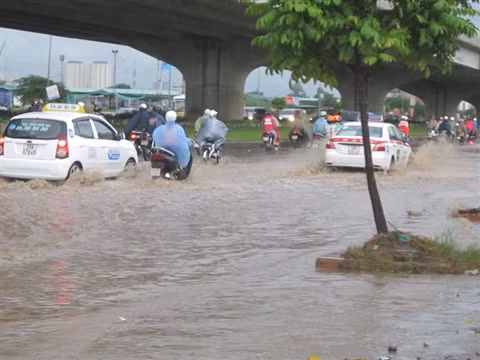 Nước ngập lênh láng lên vỉa hè.