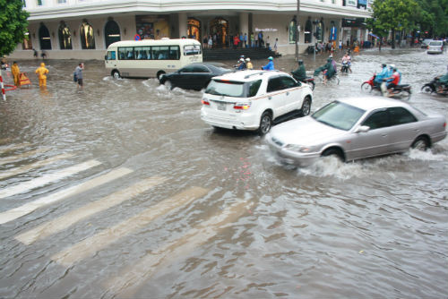 Ngã tư Hai Bà Trung - Hàng Bài ngập nước.