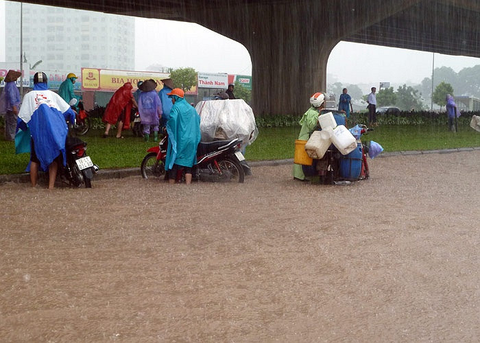 Xe máy chết máy hàng loạt vì nước ngập sâu.