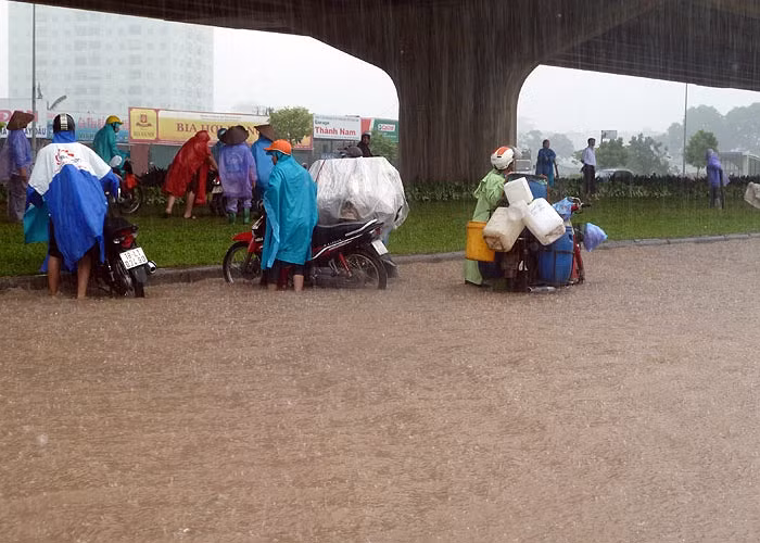 Xe máy chết máy hàng loạt vì nước ngập sâu.