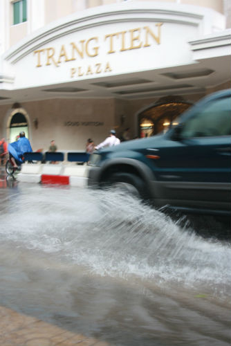 Trước cửa TTTM Tràng Tiền cũng ngập ngụa, nước bắn tung tóe.