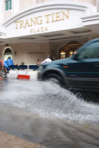 Trước cửa TTTM Tràng Tiền cũng ngập ngụa, nước bắn tung tóe.