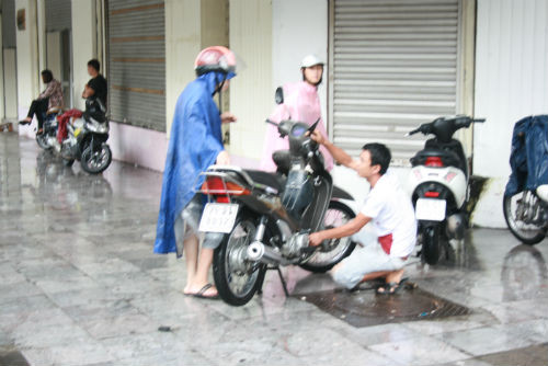 Xe máy chết hàng loạt trên vỉa hè.