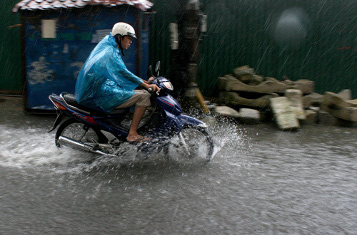 Đường Lê Trọng Tấn cũng bị ngập nhẹ. Tuy nhiên tại khu vực này nước rút nhanh, không ảnh hưởng nhiều đến phương tiện lưu thông vào giờ cao điểm.