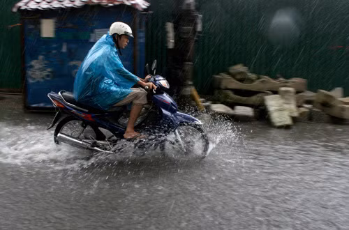Đường Lê Trọng Tấn cũng bị ngập nhẹ. Tuy nhiên tại khu vực này nước rút nhanh, không ảnh hưởng nhiều đến phương tiện lưu thông vào giờ cao điểm.