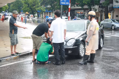 Xế hộp bạc tỷ cũng bị chết máy, phải nhờ cứu hộ.