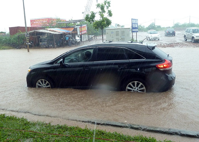 Hàng loạt ô tô chết máy giữa đường.