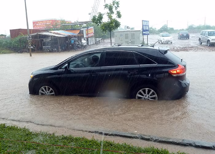 Hàng loạt ô tô chết máy giữa đường.