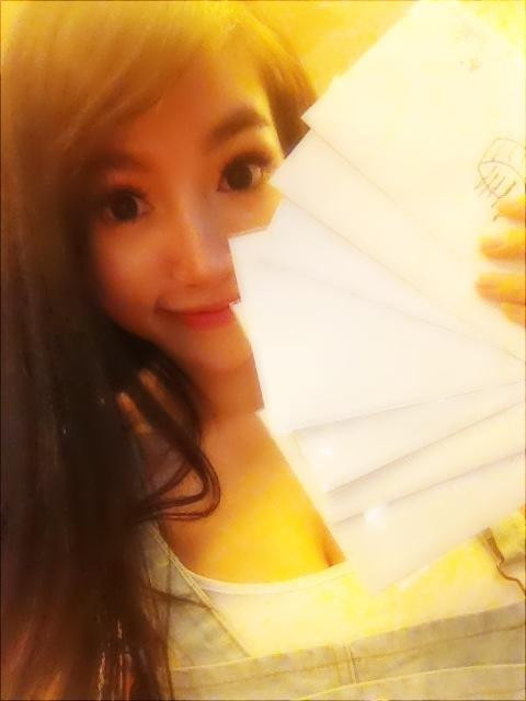 Cô hạnh phúc khoe quà trên trang cá nhân. Cô hạnh phúc khoe quà trên trang cá nhân.