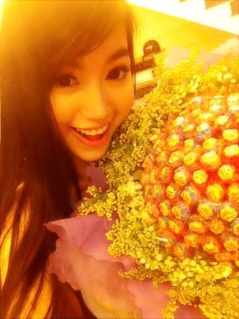 Elly Trần thích thú với những món quà handmade do fan tặng. Elly Trần thích thú với những món quà handmade do fan tặng.