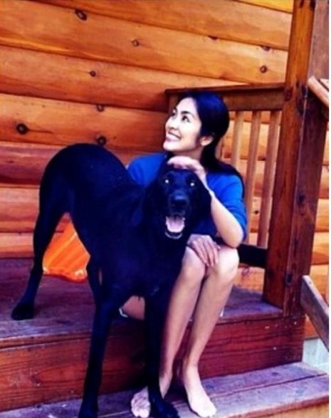 Thanh Hà vui đùa cùng chú chó yêu của mình Thanh Hà vui đùa cùng chú chó yêu của mình