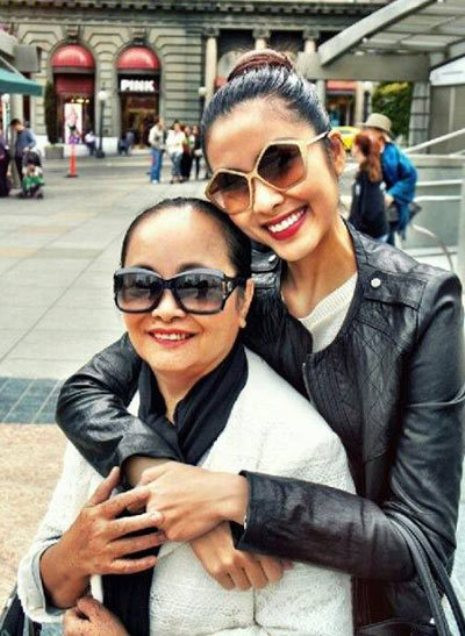 Tăng Thanh Hà và mẹ trong chuyến du lịch ở nước ngoài. Cô vui vẻ chú thích: "Sẻ mẹ và sẻ con" Tăng Thanh Hà và mẹ trong chuyến du lịch ở nước ngoài. Cô vui vẻ chú thích: "Sẻ mẹ và sẻ con"