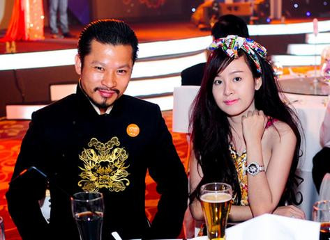 "Bà Tưng" bất ngờ sánh bước cùng 'ông Tưng' Hùng Cửu Long trong một event. "Bà Tưng" bất ngờ sánh bước cùng 'ông Tưng' Hùng Cửu Long trong một event.