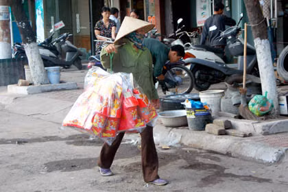 Những gánh hàng rong bán vàng mã xuất hiện nhiều trong dịp lễ Vu Lan.