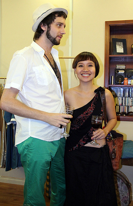 Mai Khôi và người yêu không ngại công khai tình cảm chốn đông người. Mai Khôi và người yêu không ngại công khai tình cảm chốn đông người.