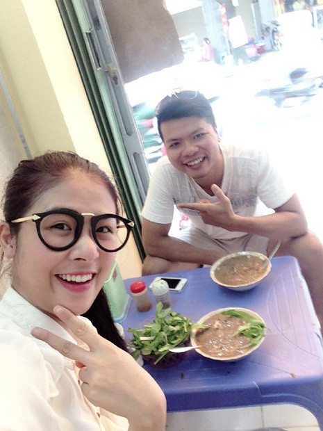 "Chốt hạ bằng món ăn sáng quen thuộc!!! Chẳng đâu ngon bằng cháo lòng trường mềnh", Ngọc Hân khoe.