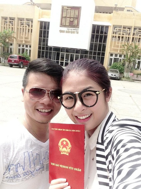 Cô không quên ghi lại khoảnh khắc hạnh phúc.