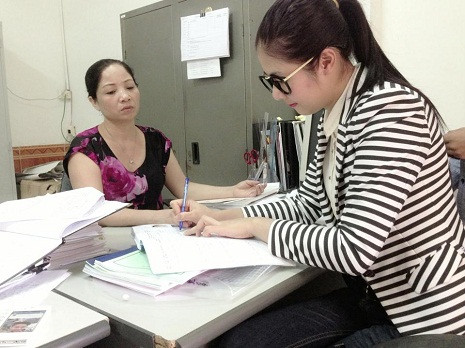 Cô đang làm thủ tục nhận bằng...