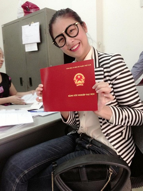 Nụ cười rạng rỡ của Hoa hậu Ngọc Hân khi cầm trong tay thành quả của 7 năm miệt mài đèn sách.