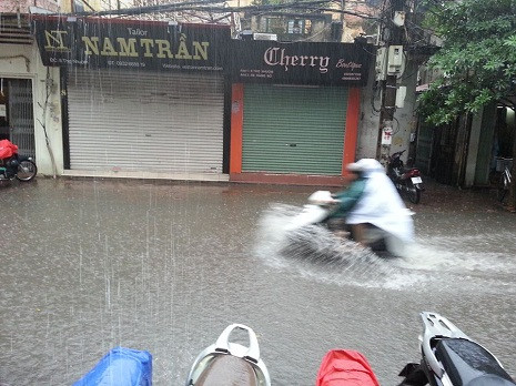 Xe máy bì bõm giữa đường. Xe máy bì bõm giữa đường.