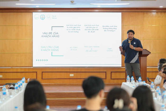 Tiến sĩ Chu Đức Hà, Giảng viên Trường Đại học Công nghệ (Đại học Quốc gia Hà Nội) đại diện thuyết trình về Dự án Duachua24h. Ảnh: vnu.edu.vn VNU - Ket noi NKH, NCN voi DN (CSK) (57).jpg