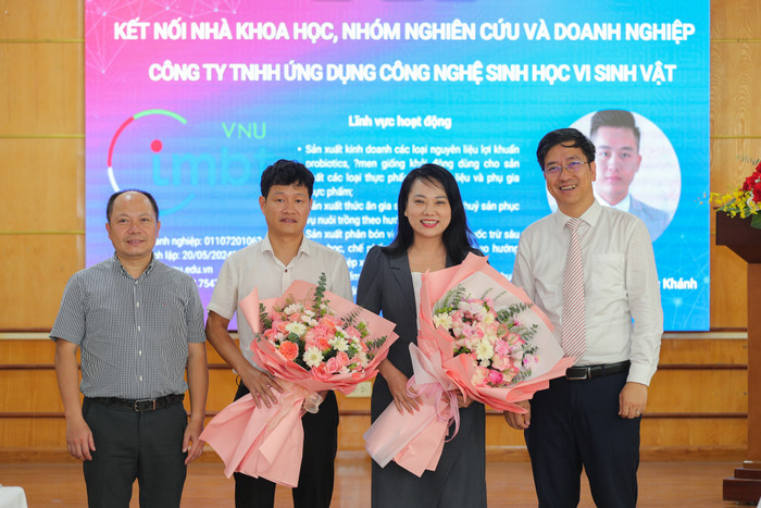 Đại diện Công ty Trách nhiệm hữu hạn Ứng dụng công nghệ sinh học vi sinh vật (AMBIO) (thứ hai từ trái sang) và đại diện Công ty cổ phần Greentech công nghệ xanh (thứ ba từ trái sang). Ảnh: vnu.edu.vn. VNU - Ket noi NKH, NCN voi DN (CSK) (27).jpg