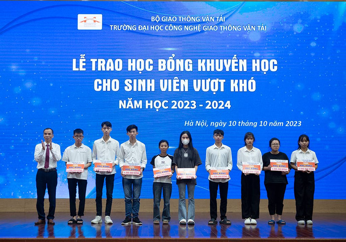 Trường Đại học Công nghệ Giao thông vận tải trao Học bổng khuyến học cho học sinh nghèo vượt khó năm học 2023 - 2024. Ảnh: NTCC. hoc-bong-sv-vuot-kho-06.jpg