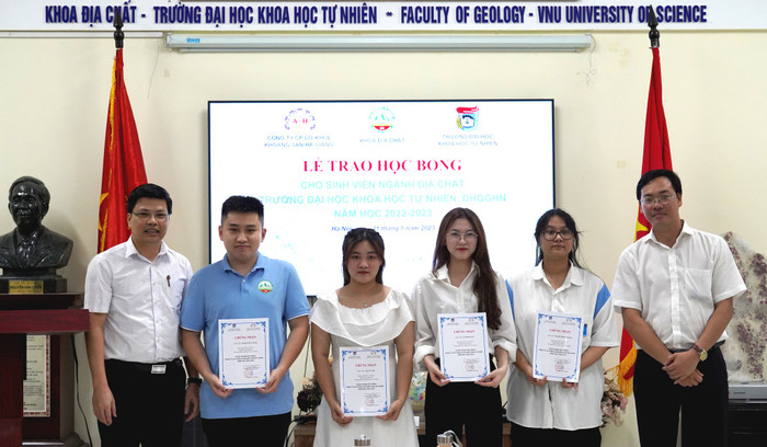 Sinh viên ngành Địa chất học nhận học bổng từ Công ty Cổ phần Cơ khí và Khoáng sản Hà Giang (Ảnh: website nhà trường) download.jpg