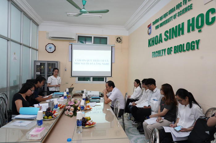 Sinh viên khoa Sinh học bảo vệ khóa luận tốt nghiệp (ảnh: NTCC) z5657621846368_290a1c0477bb2b441ff5d6122a9f3828.jpg