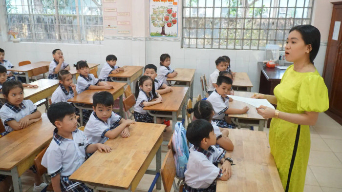 Cô trò Trường Tiểu học Kim Đồng (Ninh Kiều, Cần Thơ) trong ngày đầu tựu trường năm học 2024-2025. Ảnh: cantho.edu.vn. DSC03781 (1).jpg